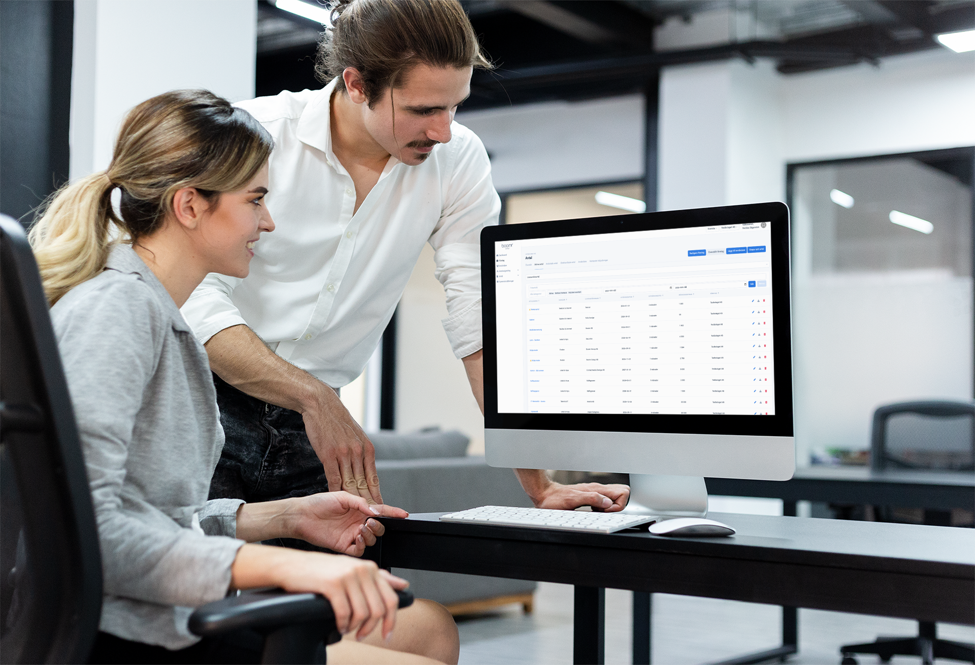Kollegor använder Boomr Contract för att hantera företagets avtal